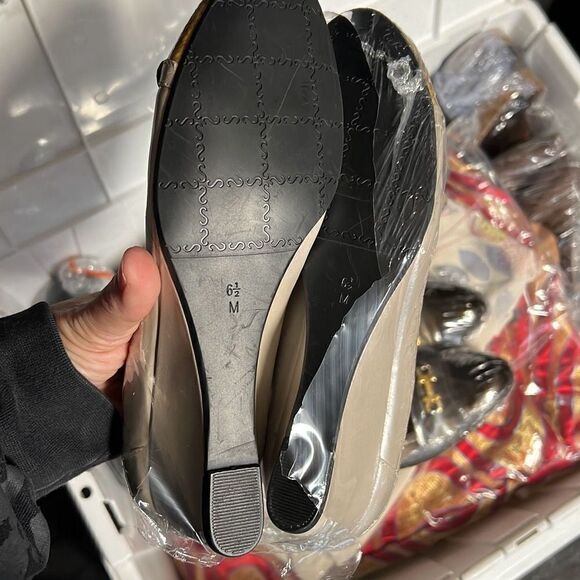 Vaneli Women's Cap Toe Slip On Pumps Wedge Heels Shoes Ivory White Gold Size 6.5 - Picture 8 of 8